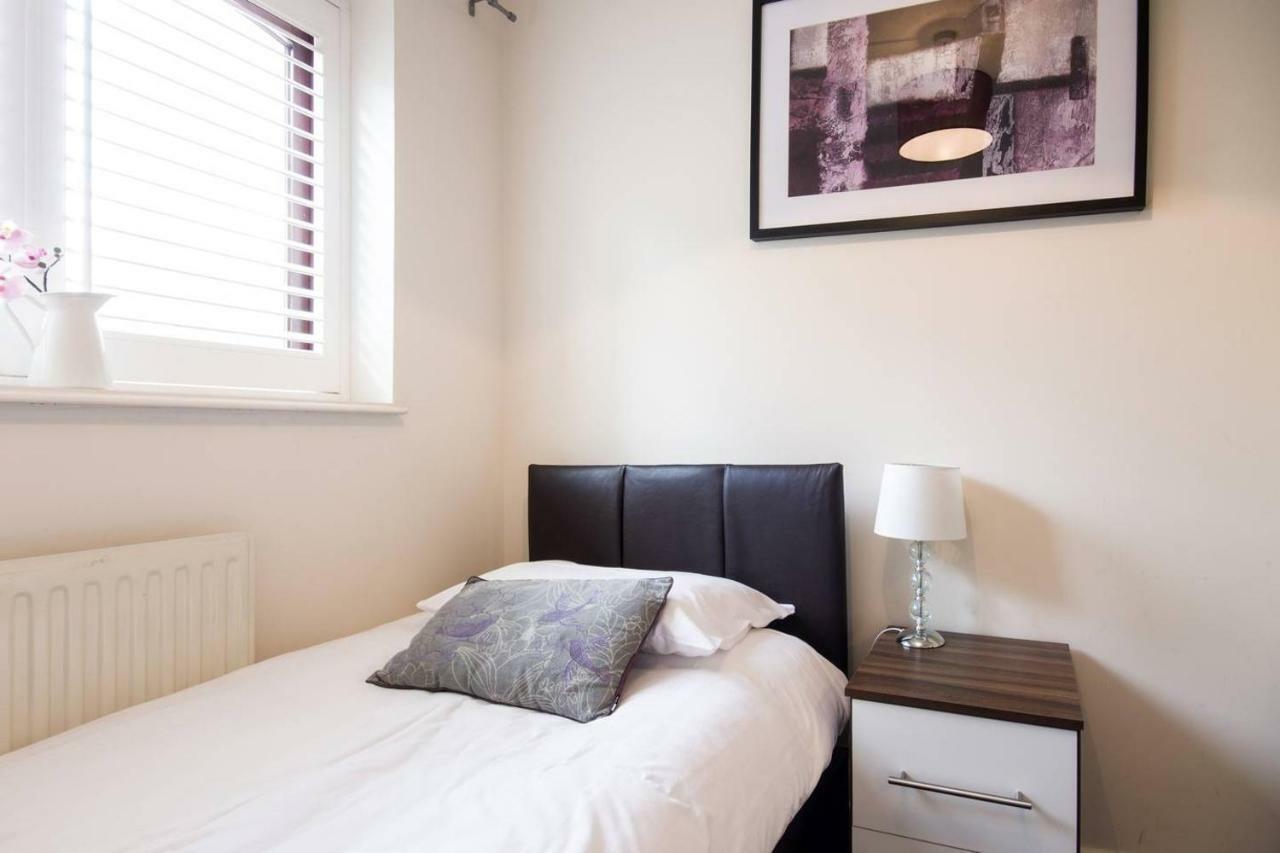 Spacious House, Sleeps 7 People Reading Luaran gambar