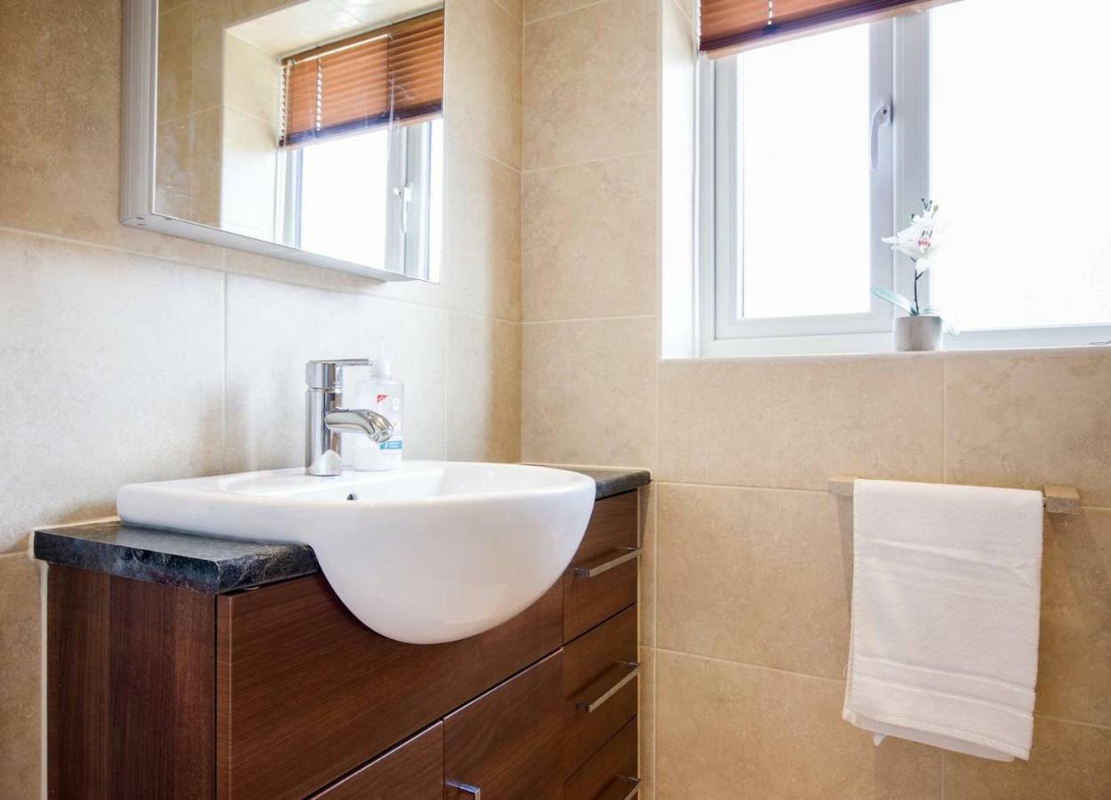 Spacious House, Sleeps 7 People Reading Luaran gambar