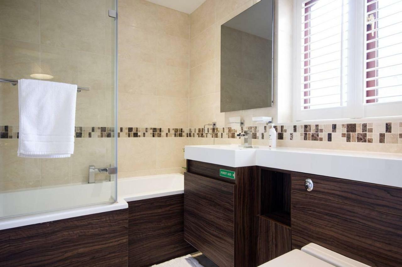 Spacious House, Sleeps 7 People Reading Luaran gambar